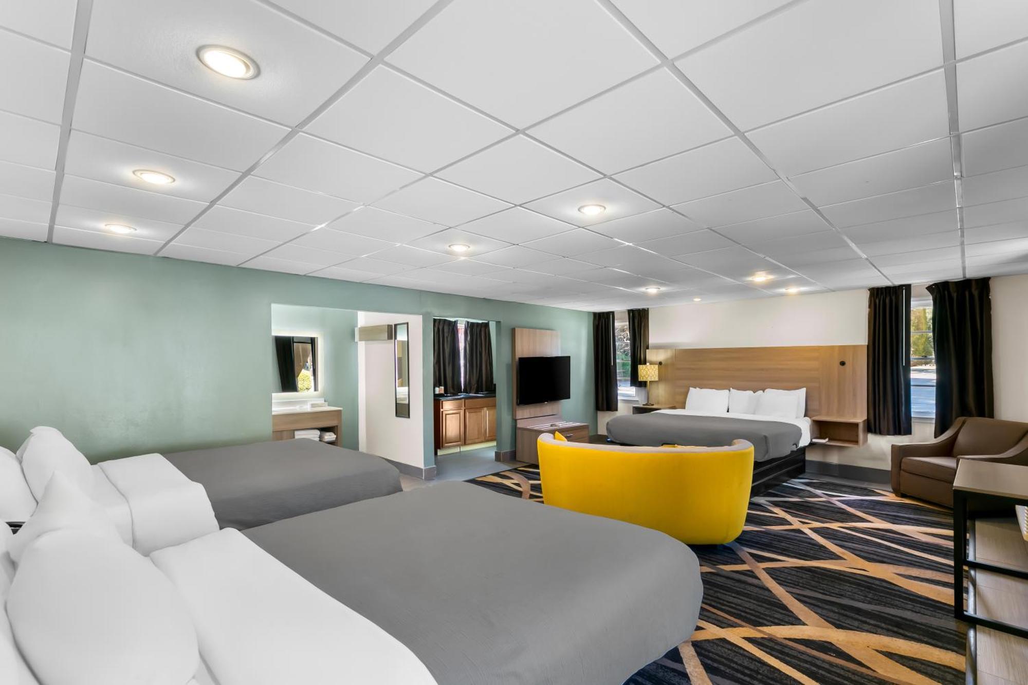 Room One King Bed Two Queen Beds Non-Smoking